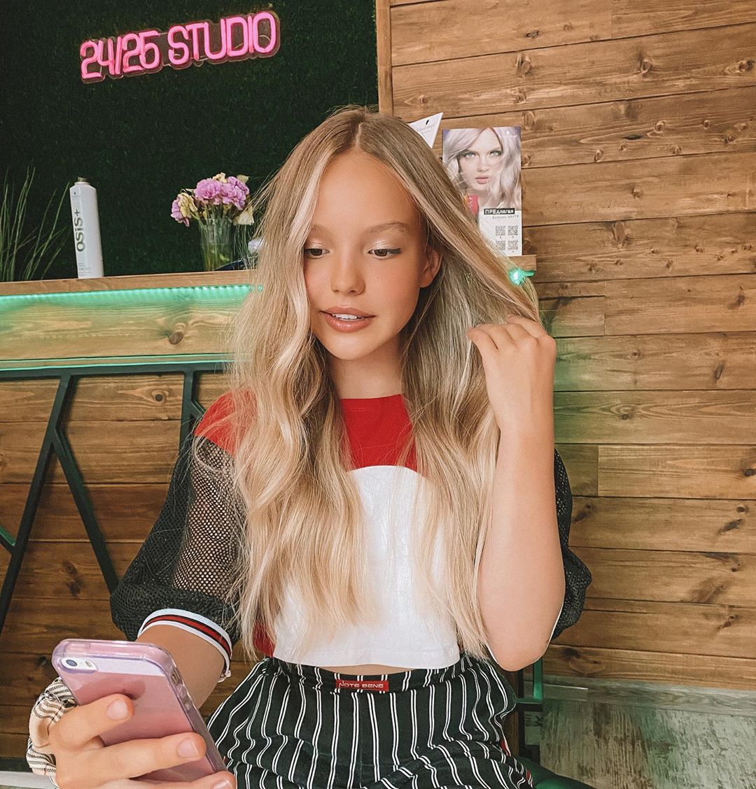 Schwarzkopf Professional - Вечное сияние чистой любви к #vibrance🌅
В этом образе от @zhenya_colourist безупречно все.🖤❤️
Формула: 
Корни #vibrance 7.0+7.1 +0.00 (1:1) + 1,9 % Гель-Активатор
Длина #vi...