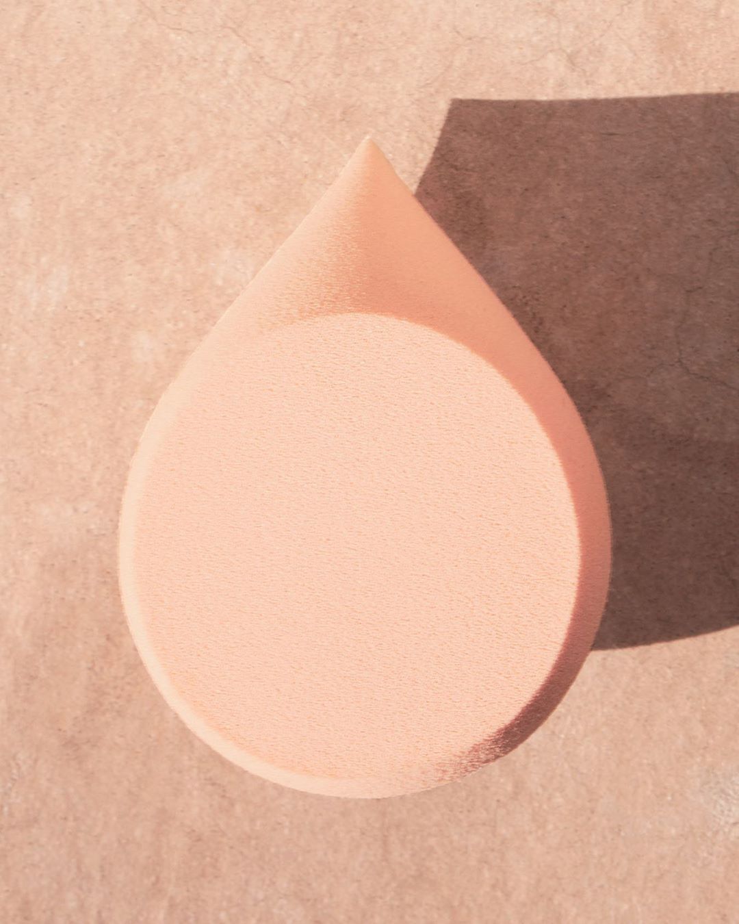 DOSE of COLORS - OUR SCULPT & SHAPE SEAMLESS BEAUTY SPONGE FEATURES A SLANTED FLAT EDGE IDEAL FOR SCULPTING, A ROUND TEAR SHAPE DESIGNED FOR BLENDING AND A PRECISION TIP FOR HARD-TO-REACH AREAS.
#dose...