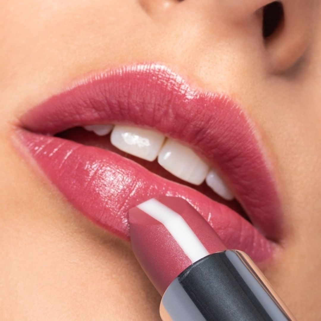 ARTDECO - Lips to kiss! Have you already tried this stunnig berry color? ⠀⠀⠀⠀⠀⠀⠀⠀⠀
Get the look:⠀⠀⠀⠀⠀⠀⠀⠀⠀
💄  Hydra Care Lipstick N°4 bilberry oasis⠀⠀⠀⠀⠀⠀⠀⠀⠀
⠀⠀⠀⠀⠀⠀⠀⠀⠀
#artdecocosmetics #artdecobeautie...