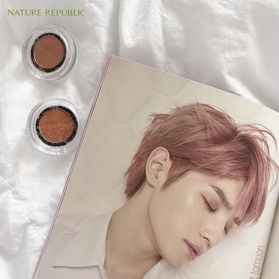 Nature Republic Россия - Замедлиться на 10 минут под песню NCT 127 и сделать легкий дневной макияж в натуральных оттенках с тенями BY FLOWER EYE SHADOW - вот рецепт утра для этой среды.

А вы любите с...