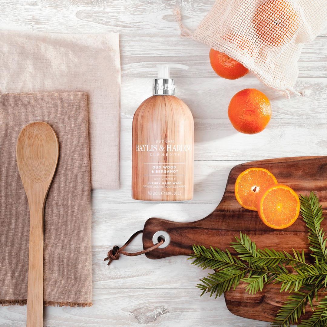 Baylis & Harding - Looking to spice up your home décor style? Our Elements Oud Wood & Bergamot hand wash is the perfect finishing touch for any bathroom or kitchen sink. Inspired by the latest home in...
