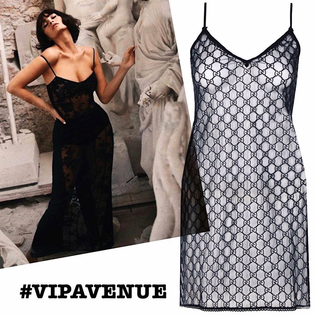 VIPAVENUE - Эпоха 90-х возвращается и активно захватывает модный мир: платье-комбинация – верный признак стиля того времени – в этом сезоне на пике. 😍 Сорочка от #Gucci доступна для заказа на #Vipav...
