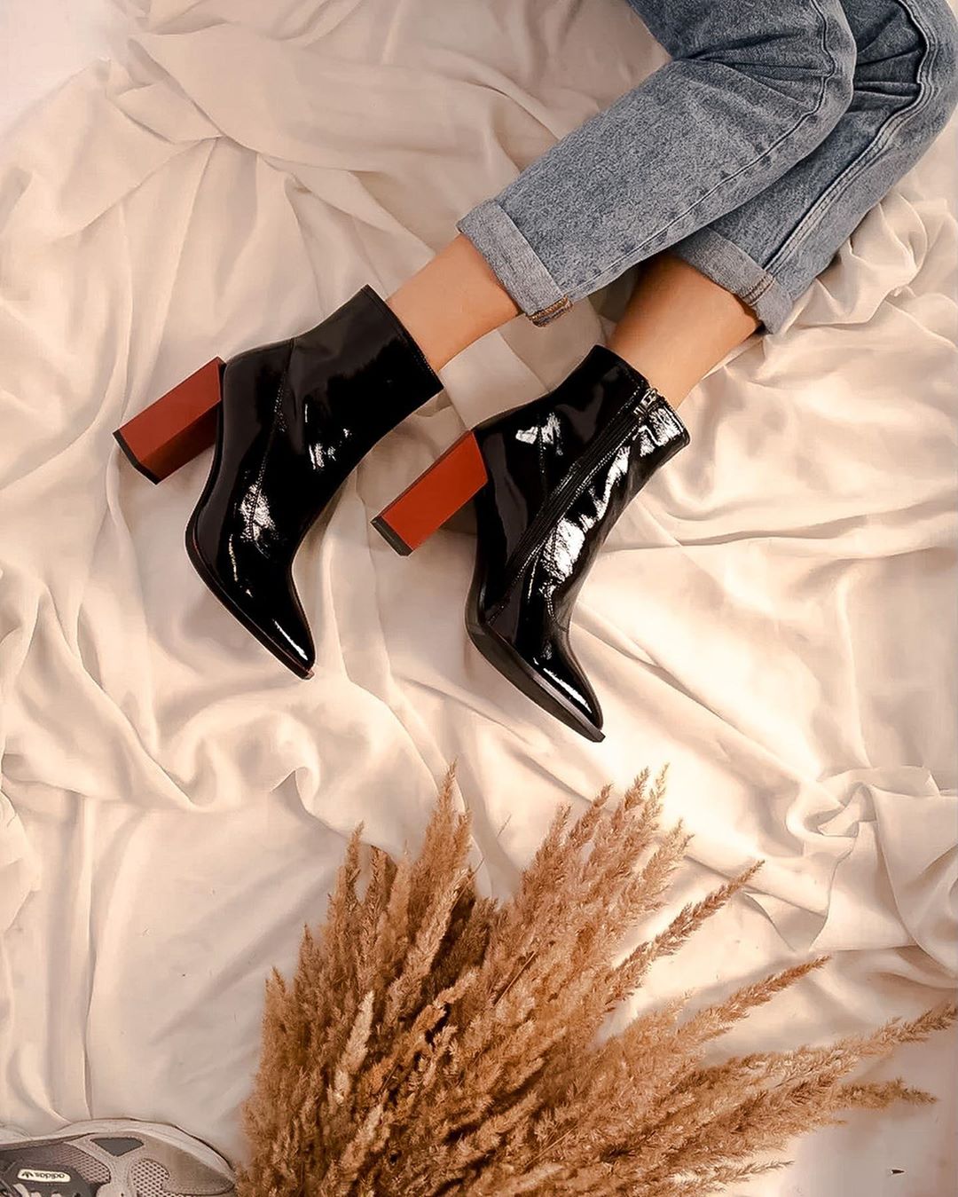 ОБУВЬ И АКСЕССУАРЫ - В номинации «Самые популярные женские ботинки сентября от SoloStyle» побеждают…
⠀
🏆Наши две стильные новинки:
Лаковые ботинки на контрастном каблуке. Для тех, кто любит смелые акц...