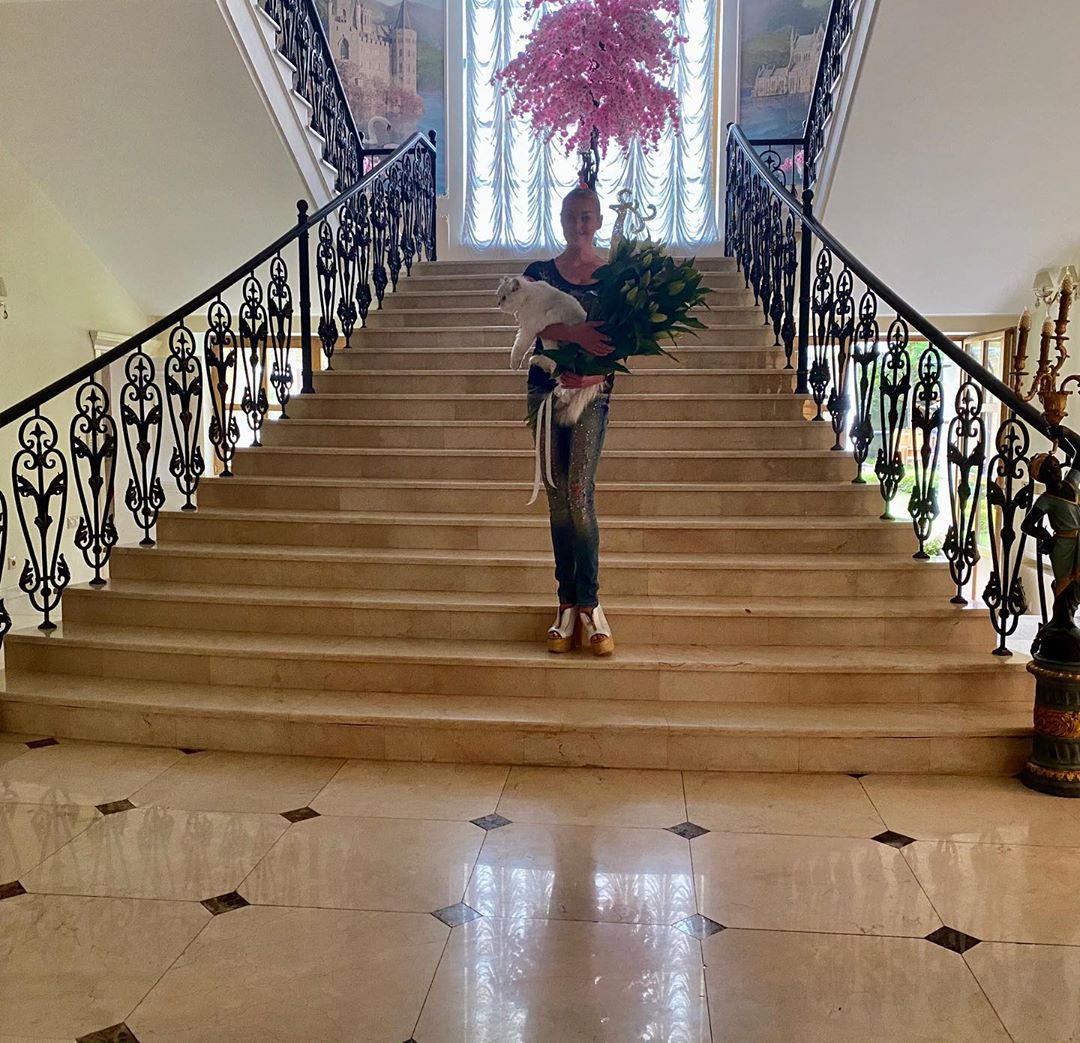 Анастасия Волочкова - Я счастлива цветам всегда!🌺 Особенно белым!😊 #анастасияволочкова #волочкова #балет #россия #я #любовь #радость #цветы #счастье #мы  #солнце #лето #спорт #enjoy #театр #выходные #...