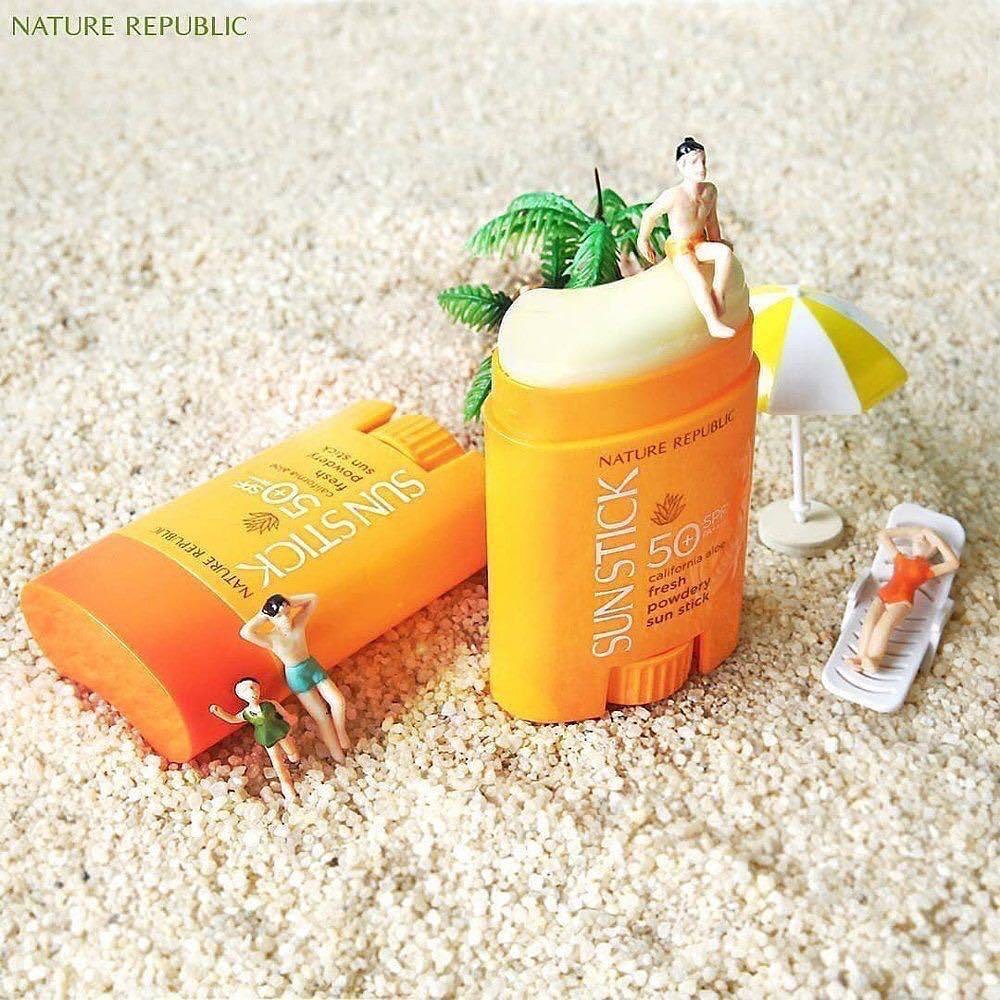 Nature Republic Россия - За что мы любим солнцезащитный стик:
⠀
☀️за комфортную текстуру для быстро обгорающих участков типа ушей и носа
☀️за возможность наносить на губы вместо бальзама,
☀️а еще его...