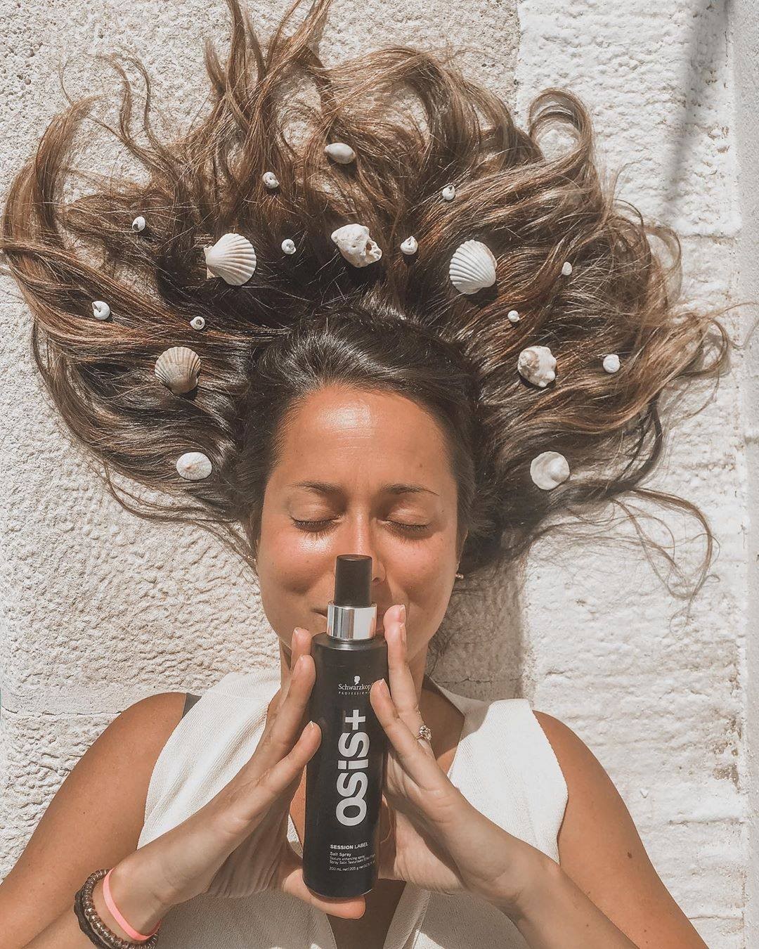 Schwarzkopf Professional - Mermaid Hair in just 5 minutes! 🐚

@thewanderingsenorita’s Pro Tip:
Use #OSiS Session Label Salt Spray – “All you have to do is apply it to either damp or dry hair, twist an...