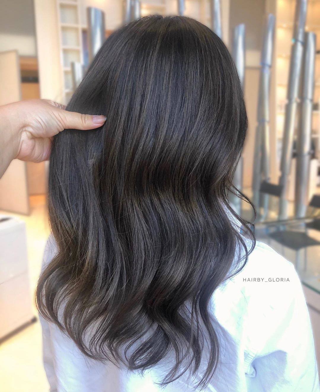 Matrix - Dark Desires 🖤

Soft babylights are perfect for those dark #brunette clients who want a low maintenance color. Help them to preserve their hue at-home by using our #DarkEnvy green pigmented c...