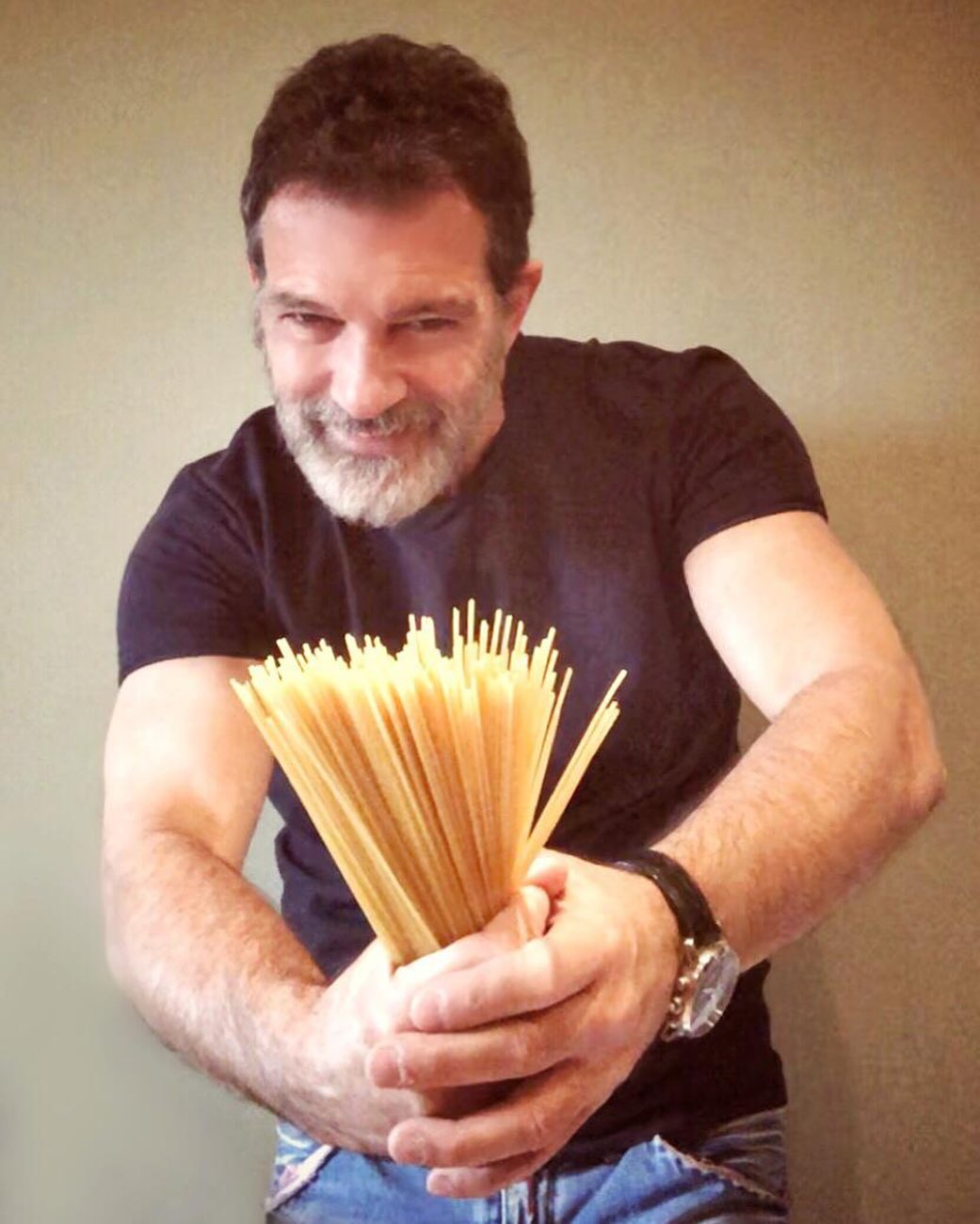 Antonio Banderas - El #coronavirus está dejando a más de 300.000 familias sin los alimentos más básicos. Si antes ayudar era importante, ahora es vital. 
Colabora con @fesbal_org en www.NingunHogarSin...