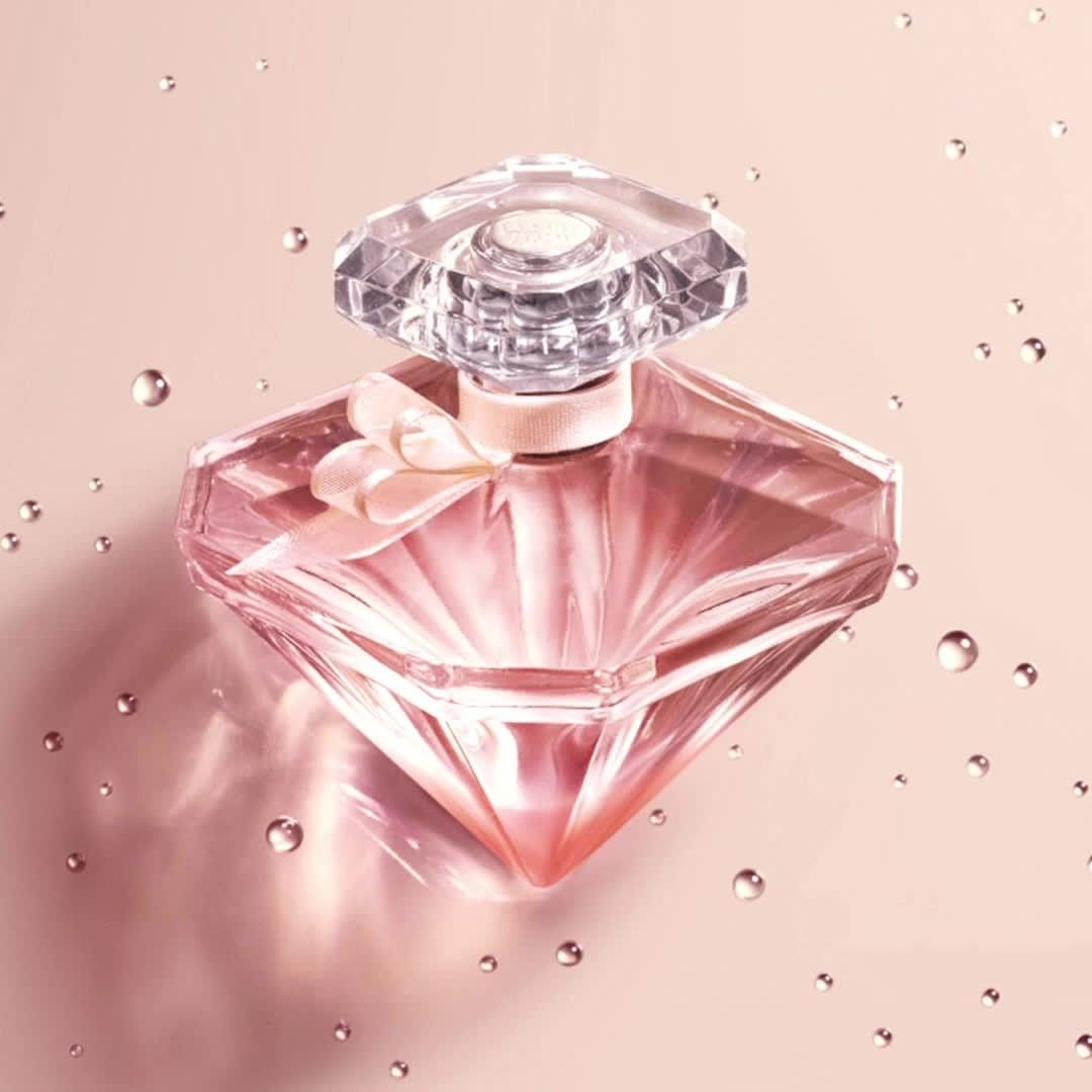 Lancôme Official - The tender heart of rose essence sensually embraced by the creamy softness of coconut and vanilla, encapsulated in a single precious bottle of La Nuit Trésor Nude.
#Lancome #LaNuitT...