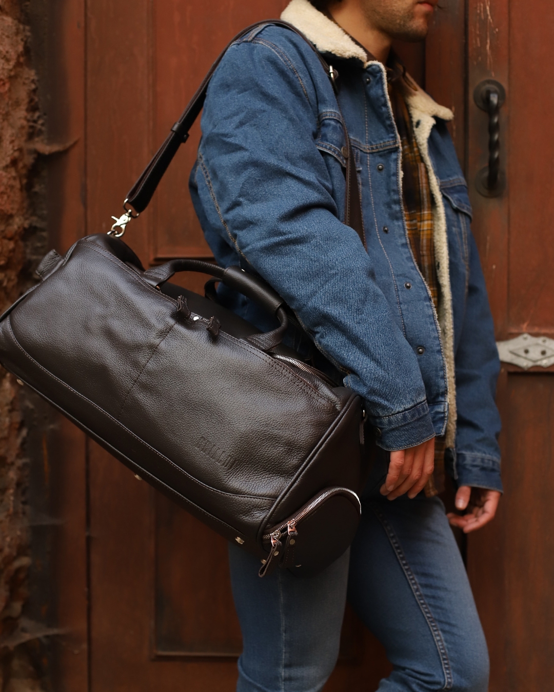 Кожаные сумки и рюкзаки - В любой ситуации главное комфорт и удобство ⚡
⠀
У модели BUFFALO предусмотрен удобный наплечный ремень. Просто присоедините его с помощью металлических карабинов, отрегулируй...