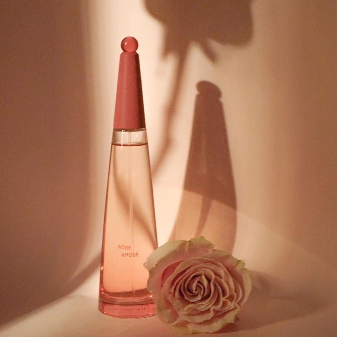 Issey Miyake Parfums - I played with the lights and shadows to evoke the intensity of the roses’ perfume.
Artistic interpretation @egealaura 
#isseymiyakeparfums #leaudissey #roseandrose #movedbynatur...