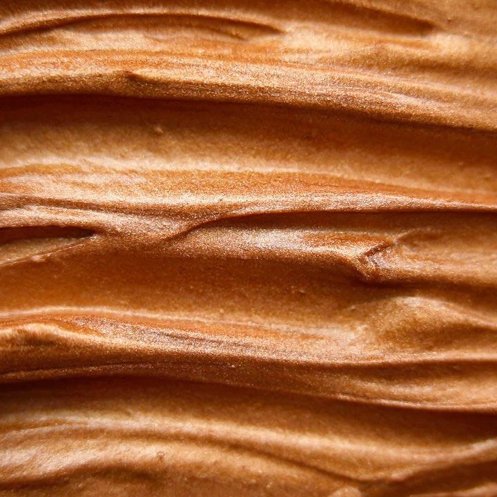 100% PURE - It's called the ALL OVER GLOW for a reason! Infused with light-reflective gold and bronze mineral pigments, you can apply by:⁣
⁣
✨ Mixing in with your moisturizer or foundation for a natur...