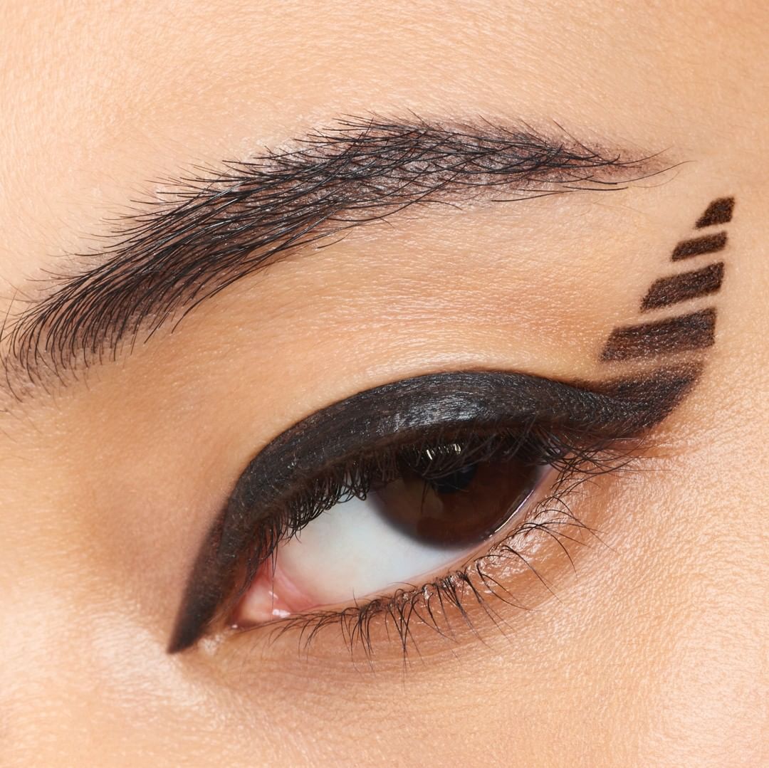 shu uemura - our international artistic director uchiide shows you how to amplify your eye look with our new unlimited 3D gel pencil in sound black. ⁠
#shuuemura #shuartistry #shuuemuraartist