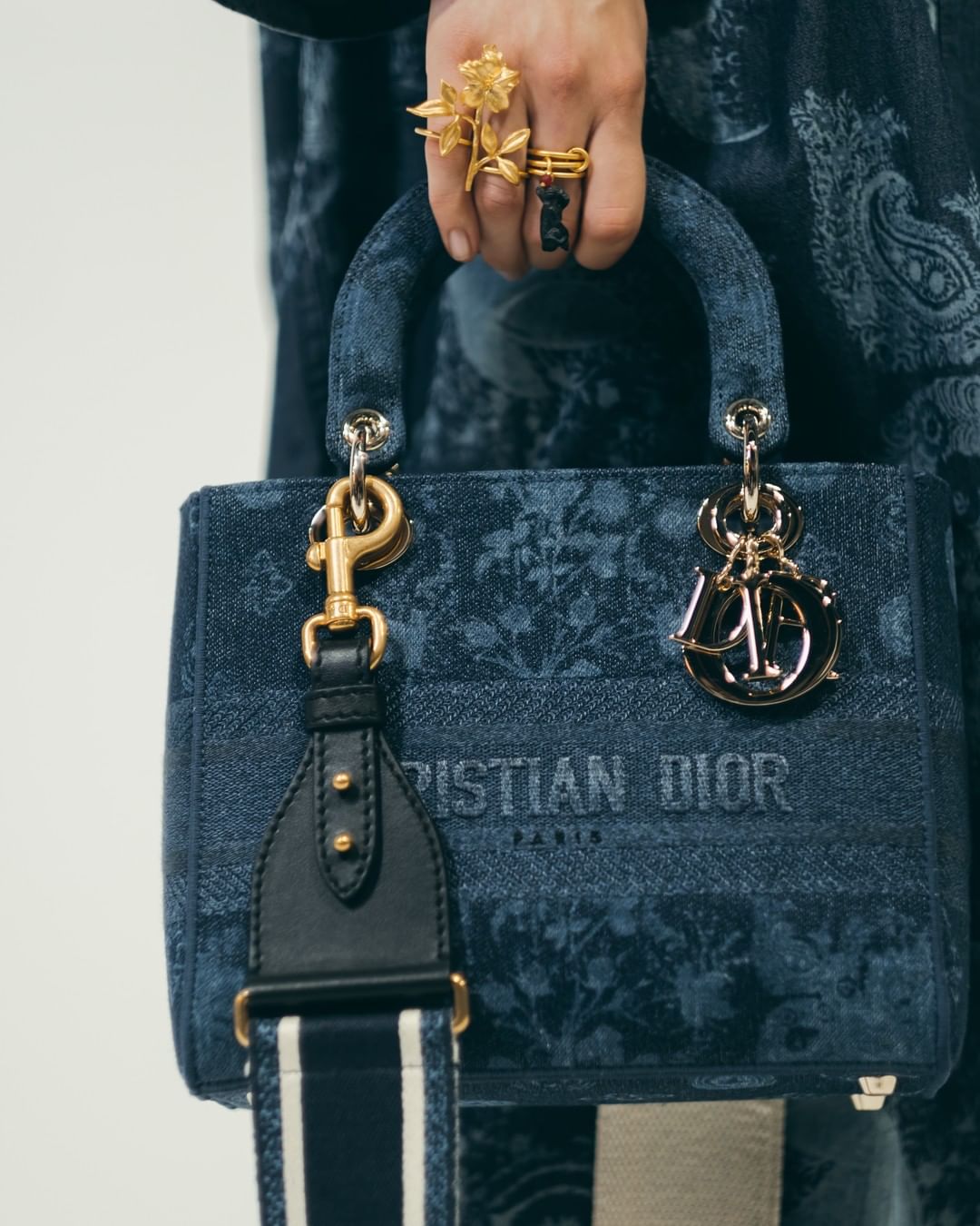 Dior Official - The younger sibling of the classic #LadyDior, the #LadyDLite already enjoys enviable icon status, a definition that's unlikely to dim for #DiorSS21 with the new must-have iterations by...