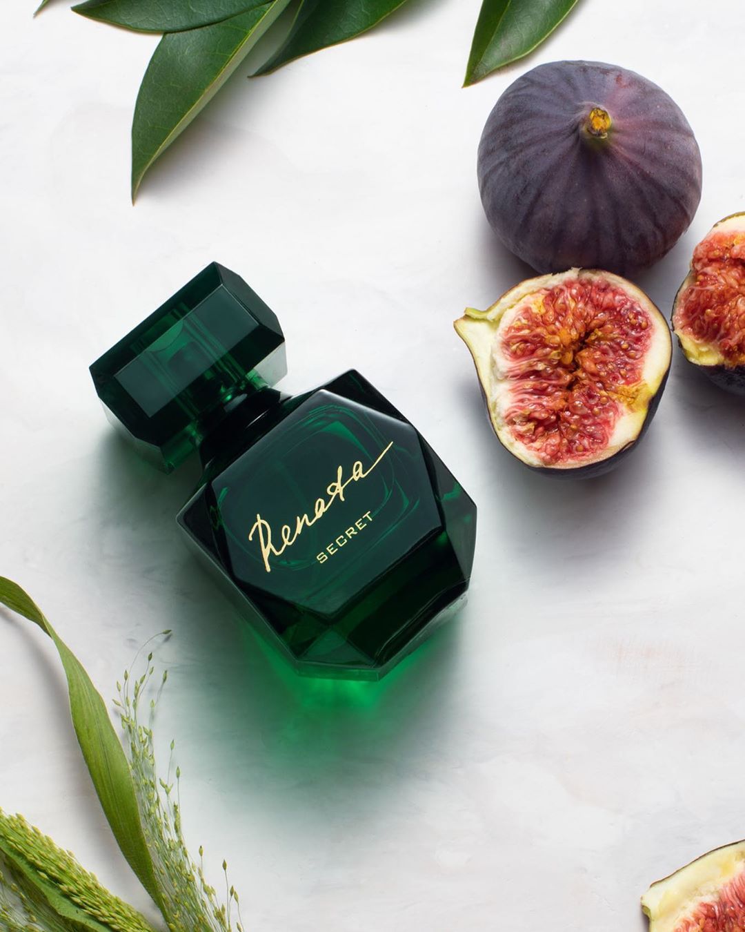 Официальный Инстаграм FABERLIC - 💚 Цветочно-зеленый аромат Renata Secret – воплощение  безупречного стиля кинодивы! Сочный бергамот окутывает облаком свежести, зелёный инжир соблазняет и очаровывает,...