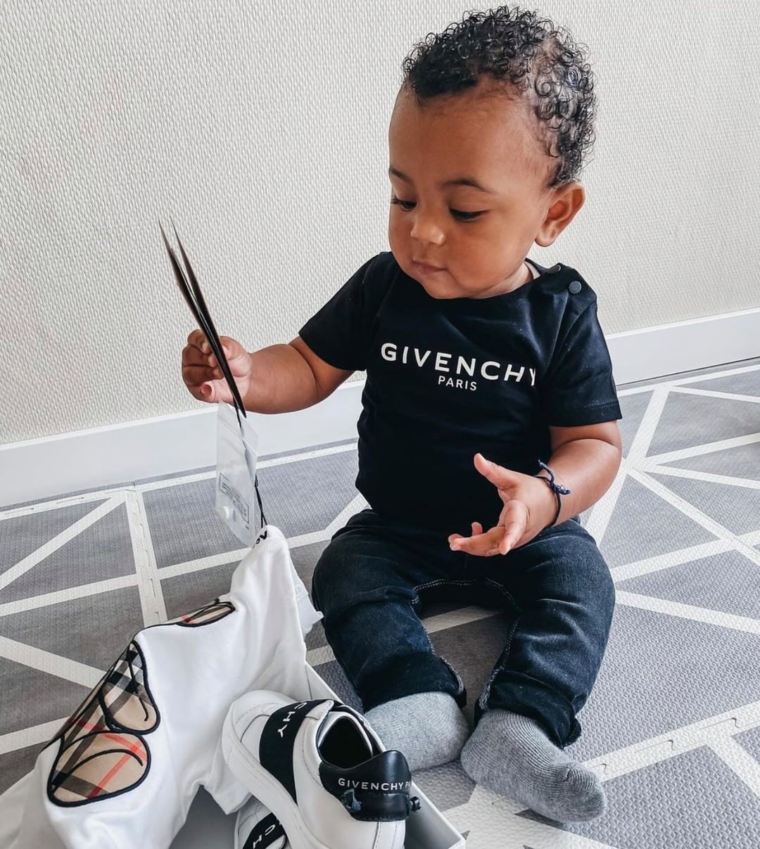 BAMBINIFASHION.COM - #givenchy is cute, but he is cuter! 😊 
🙏🏽 thank you @rodanyakelsey! 
-------
------
-----
----
---
--
-
#bambinifashion #givenchy #givenchykids #givenchyfashion #kidsfashion #tren...