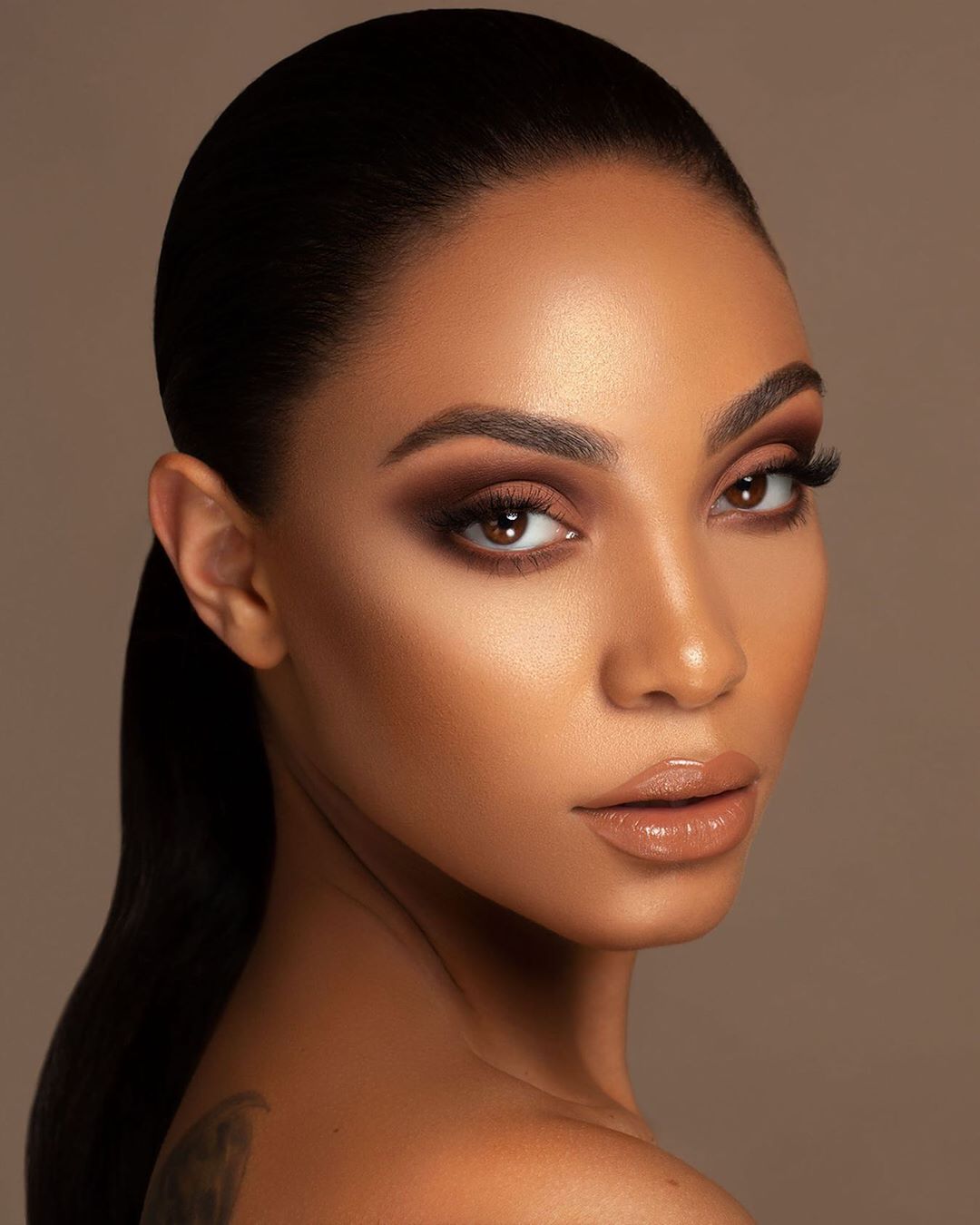 DOSE of COLORS - A STRIKING LOOK FEATURING OUR GO-TO EVERYDAY PALETTE! 
GET THE LOOK:
~ Baked Browns palette
~ 122 MYH Foundation
~ 20 MYH Concealer
~ Knock On Wood liquid matte lipstick
~ Don't Be Ch...