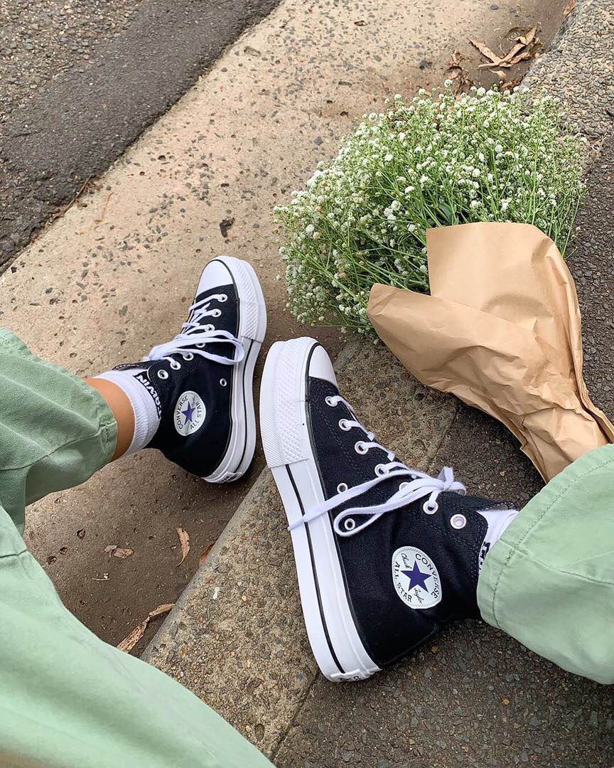 OQVestir - O item clássico mais moderno que você vai ver hoje 😍. Quem aí adora um par de #Converse pra arrematar o look com conforto? Esse queridinho flatform é novidade e está te esperando no nosso s...