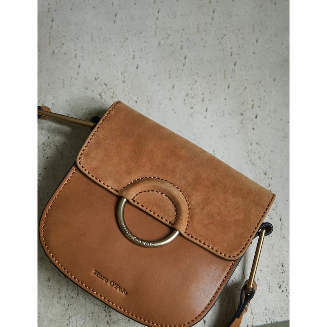 Marc O'Polo - Perfect allrounder: Crossbody saddle bag in midi size. Get yours now! #marcopolo #followyournature