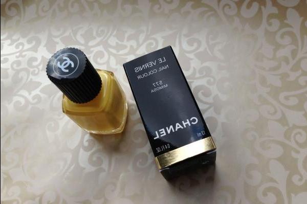 Chanel Le Vernis Nail Colour Mimosa # 577 o giallo perfetto - rassegna