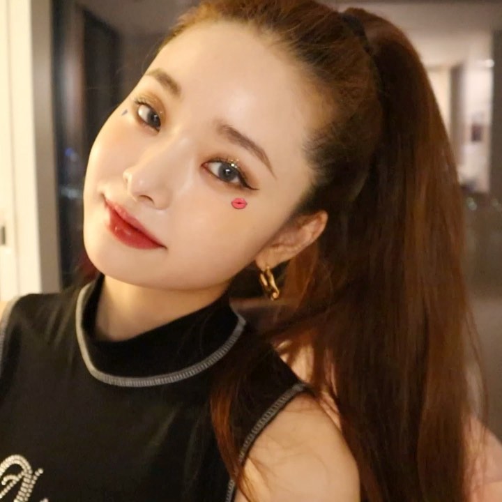 투쿨포스쿨 - ⠀
프리지아는 야경 구경 안간대✨
#펄핏글리터 바른 눈이 야경이라✨
⠀
핫한뇨자 @dear.zia 가 소개하는
#태그라인 선런칭 특가 할인즁✨
⠀
✔한 번의 터치로 완벽한 커버력...