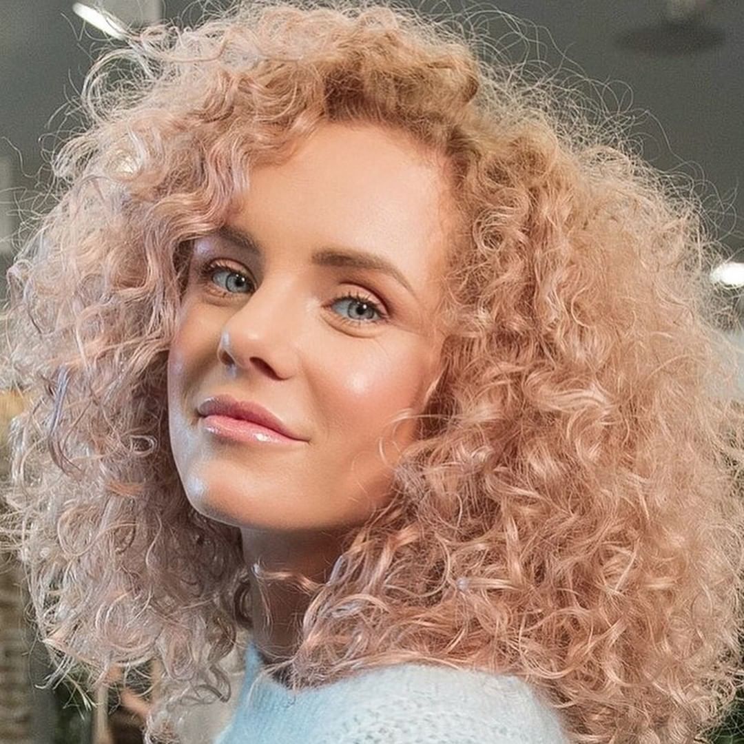 Wella Professionals Russia - Главный герой этого дня – жемчужный блонд на очаровательных кудрях. Само воплощение нежности и естественности, а еще просто идеальный образ для теплого июня🌸🌸
⠀
Просто в с...