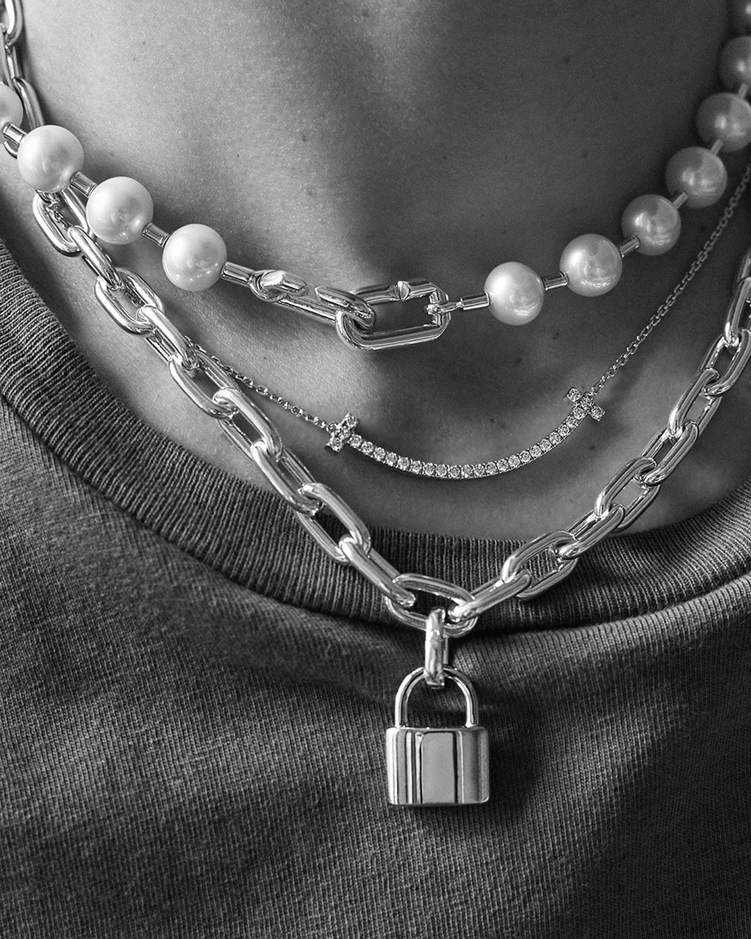 Tiffany & Co. - THE TIFFANY STYLE EDIT
𝘏𝘰𝘸 𝘵𝘰: 𝘙𝘦𝘮𝘪𝘹 𝘵𝘩𝘦 𝘊𝘭𝘢𝘴𝘴𝘪𝘤𝘴
•
Meet the modern-day version of ladylike pearls. The best way to take your layered #TiffanyHardWear links up a notch is with the unex...