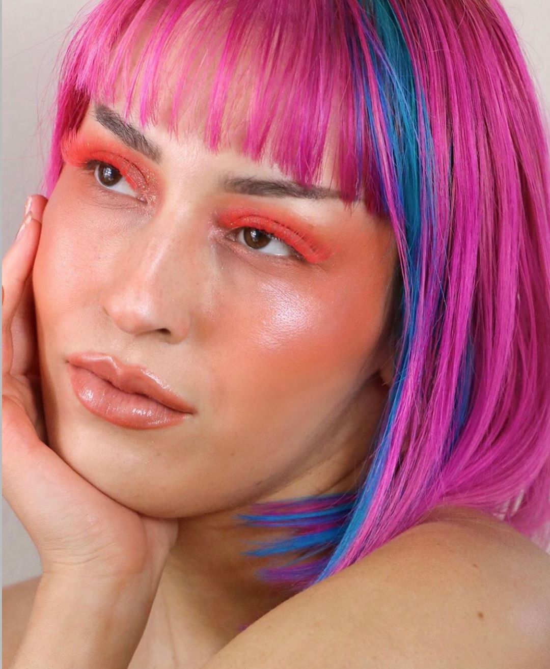 J. Cat Beauty - Too dreamy for words🌈🦋🦄🍭💖 @serinagayheart used our Rockin The Night Sparkling Powder in the shade “Tangerine” for this stunning look✨
.
.
.
#jcat #jcatbeauty #trendmood #look #makeup #...
