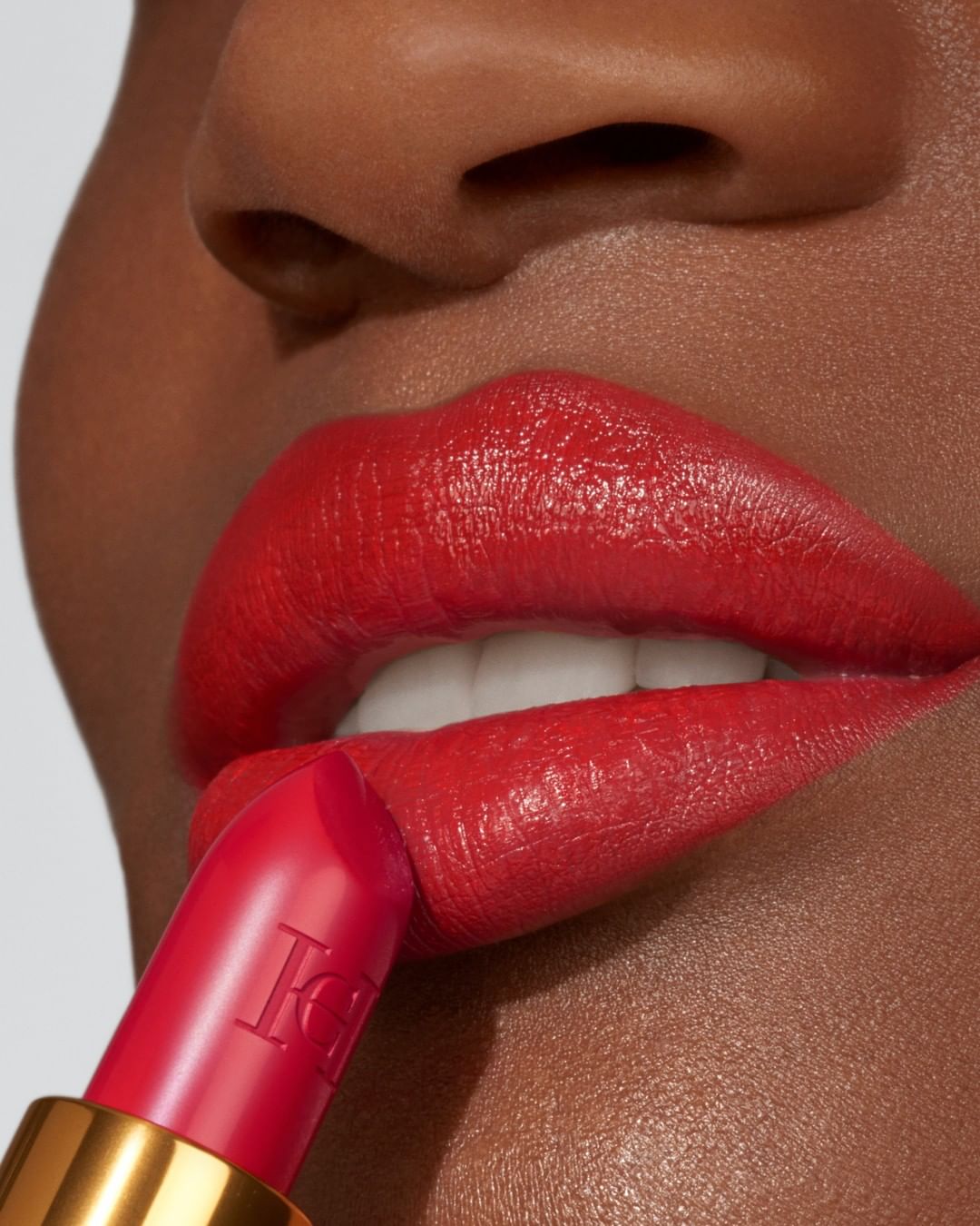 CAROLINA HERRERA - What’s silky and red and glides all over? The #HerreraBeauty satin lipstick in ‘Carolina’ (color n° 310), of course! Replacing traditional waxes with a gel structure for exceptional...