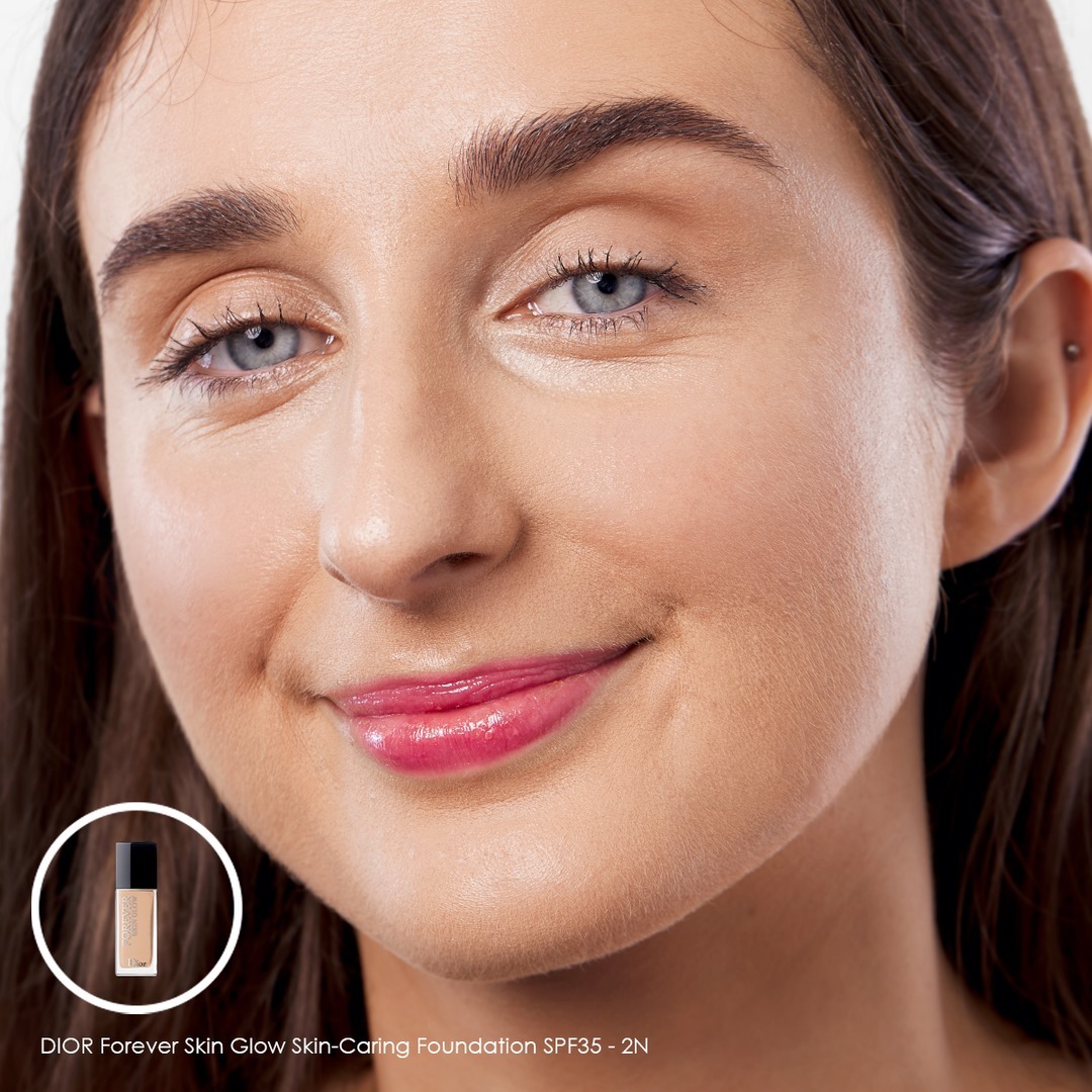 Escentual - What's the first step to a dewy makeup look? A glow foundation:⠀⠀⠀⠀⠀⠀⠀⠀⠀
⠀⠀⠀⠀⠀⠀⠀⠀⠀
"As you can imagine with ‘glow’ in its name @diormakeup Forever Skin Glow Foundation has got one agenda a...