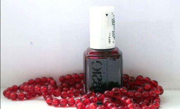 Кровавый бордовый от Essie Bordeaux