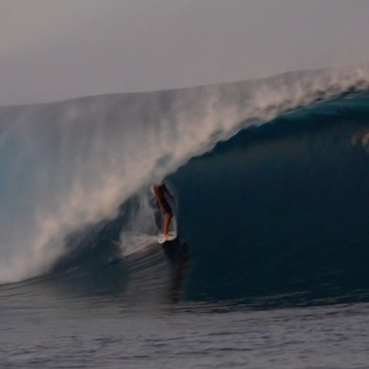 Quiksilver - Name a better way to start your day. We’ll wait. ⁣
⁣
@kaulivaast and a morning tunnel at Teahupo’o.