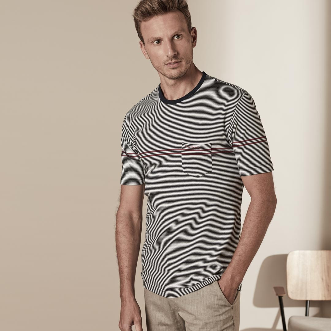 Pierre Cardin For Him - Lisa ou estampada, a camiseta sem dúvida é a peça mais democrática do guarda roupas masculino. Escolha a sua!
Acesse https://store.pierrecardin.com.br/