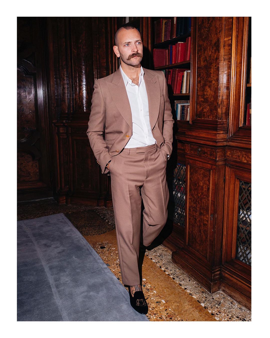 Gucci Official - Attending the @iconmagazine.it Venice Gala last night, @alessandro.borghi is captured by @germanlarkin in a #GucciSS20 two button peak lapel suit with gold buttons with a dress shirt...