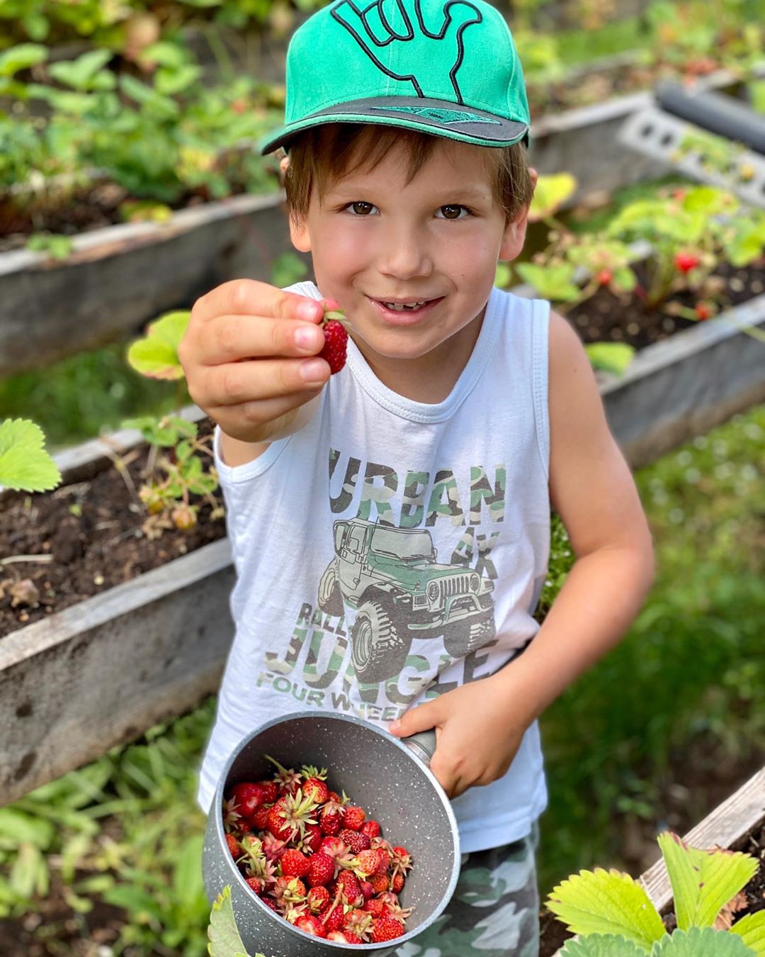 Кожевникова Мария - Клубничного Всем утра! 🍓 
Каждое утро укрепляйте свой иммунитет:) Чувствую что он в скором времени ой, как пригодится 💪🏻
#дети #лето #клубника