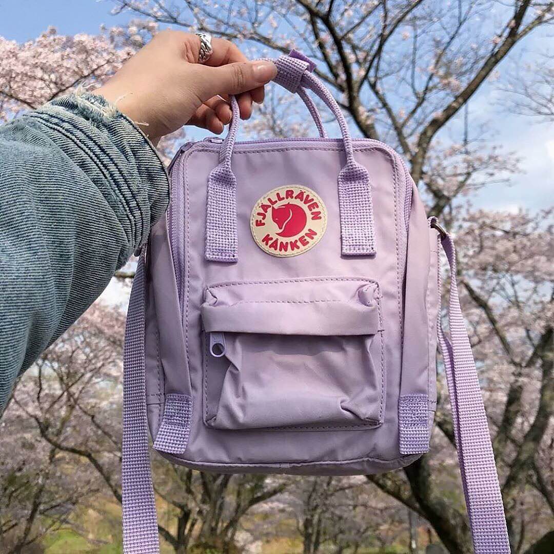 OQVestir - Olha quem chegou 💜. Com uma pitada de tendência em lavanda, essa bolsa da #Fjallraven veio contar que desembarcou uma seleção de novidades da marca no nosso shop. Clique no link da bio pra...