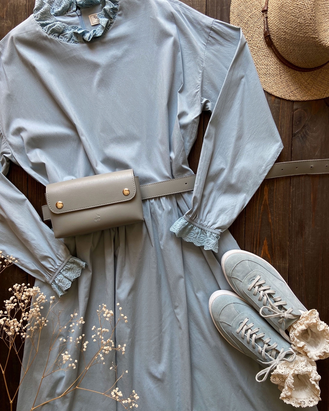 Черешня - Дымчато-голубое платье из хлопка — это свежесть после летнего дождя, спокойная прогулка вдоль реки и букет полевых цветов 🌾
⠀
Модель выполнена с шитьём на манжетах и по воротнику, имеет своб...