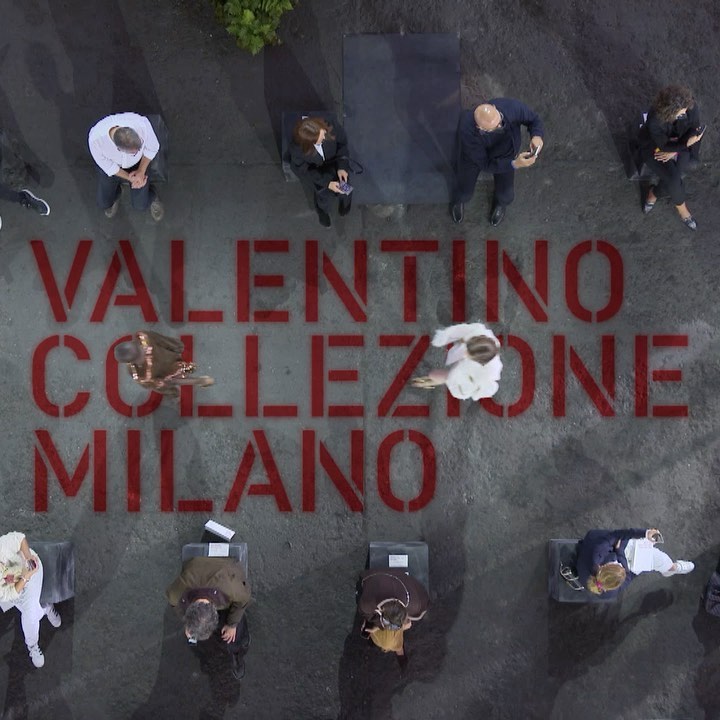 Valentino - For #ValentinoCollezioneMilano, the heritage of the Maison is re-signified, modernized and innovated upon, while maintaining its core values.
Discover the entire collection by Creative Dir...