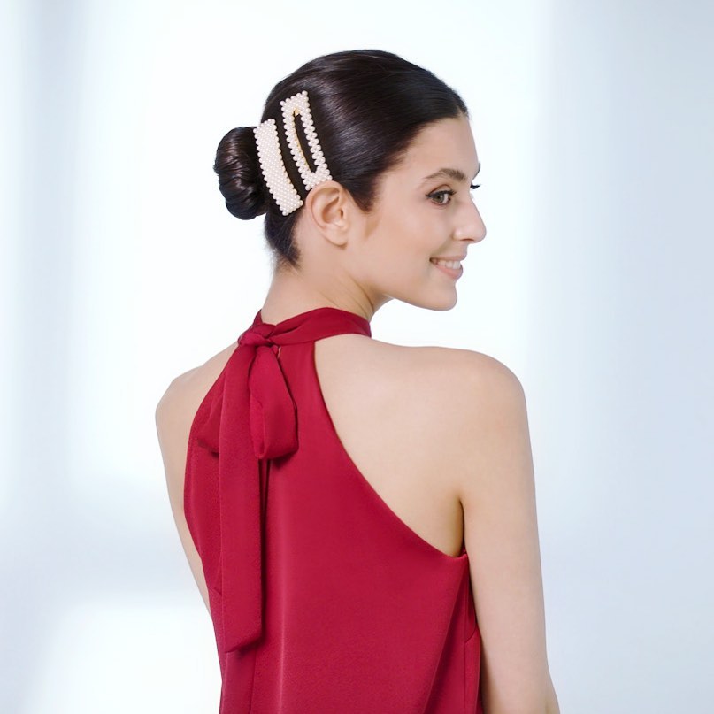 Schwarzkopf International - Add something extra to your simple low bun with these trendy hair clips 😍 #schwarzkopf #createyourstyle #togetherfortruebeauty #lookgoodtogether #lowbun #bun #hairstyles #h...