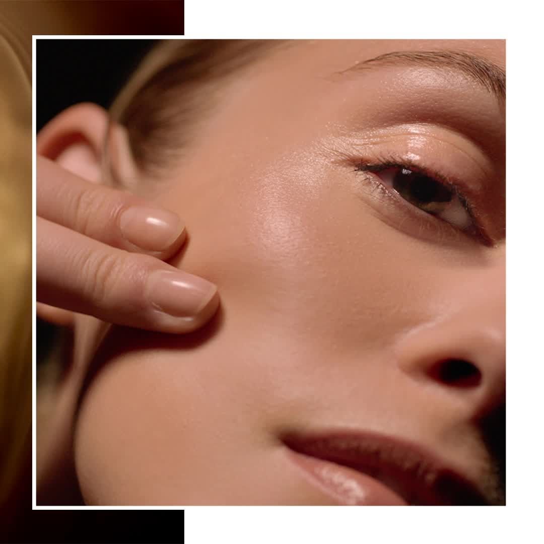 Lancôme Official - Reveal your eternal golden glow. The potent dual-phase formula of Absolue Ultimate Repair Bi-Ampoule absorbs quickly and provides deep nourishment for a fast skin barrier repair.
#L...