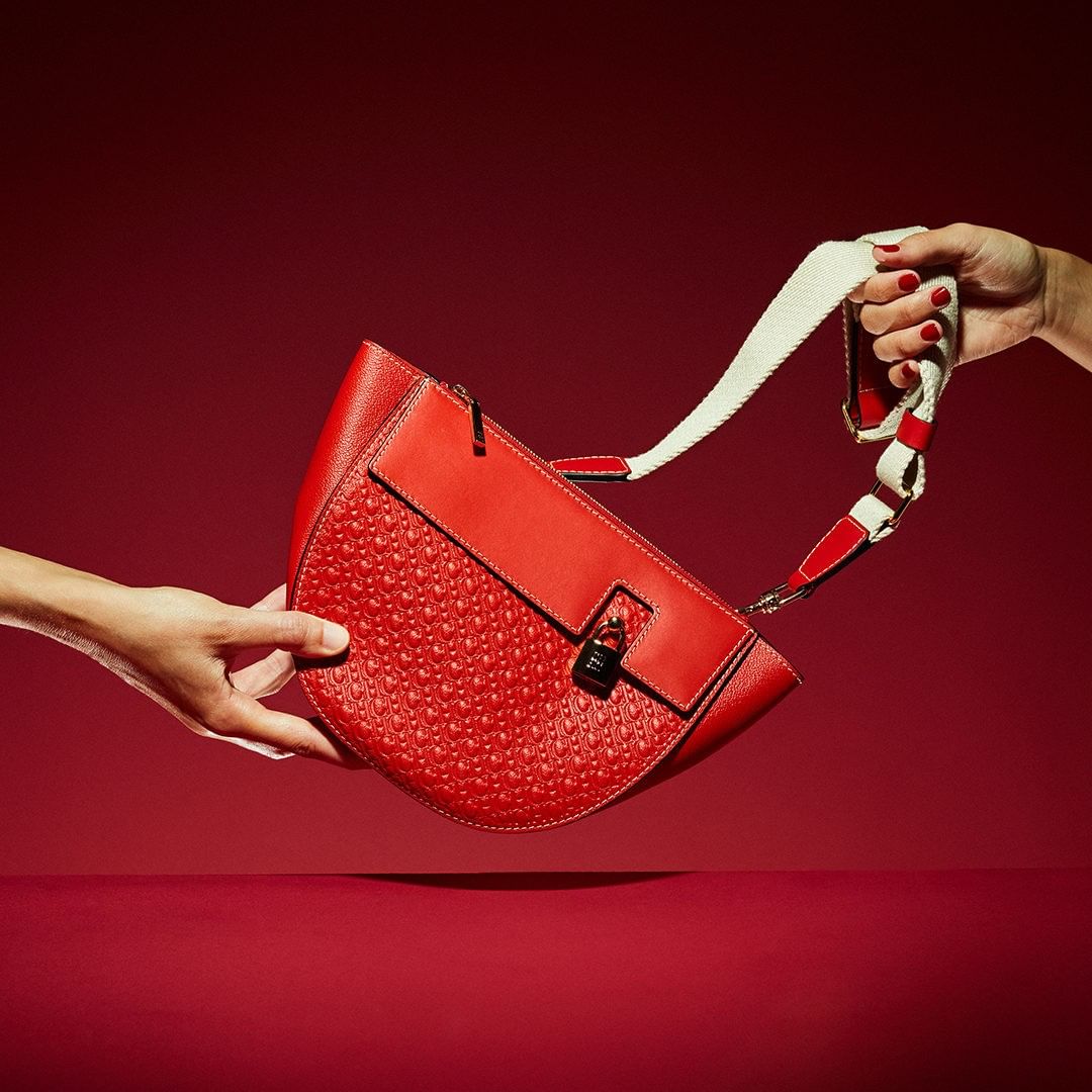 CAROLINA HERRERA - Make it yours. Be the first to discover #CHOdeonBag, the new member of La Place Collection. 

For each accessory you acquire, you will donate 10% and, in an unique manner, we suppor...