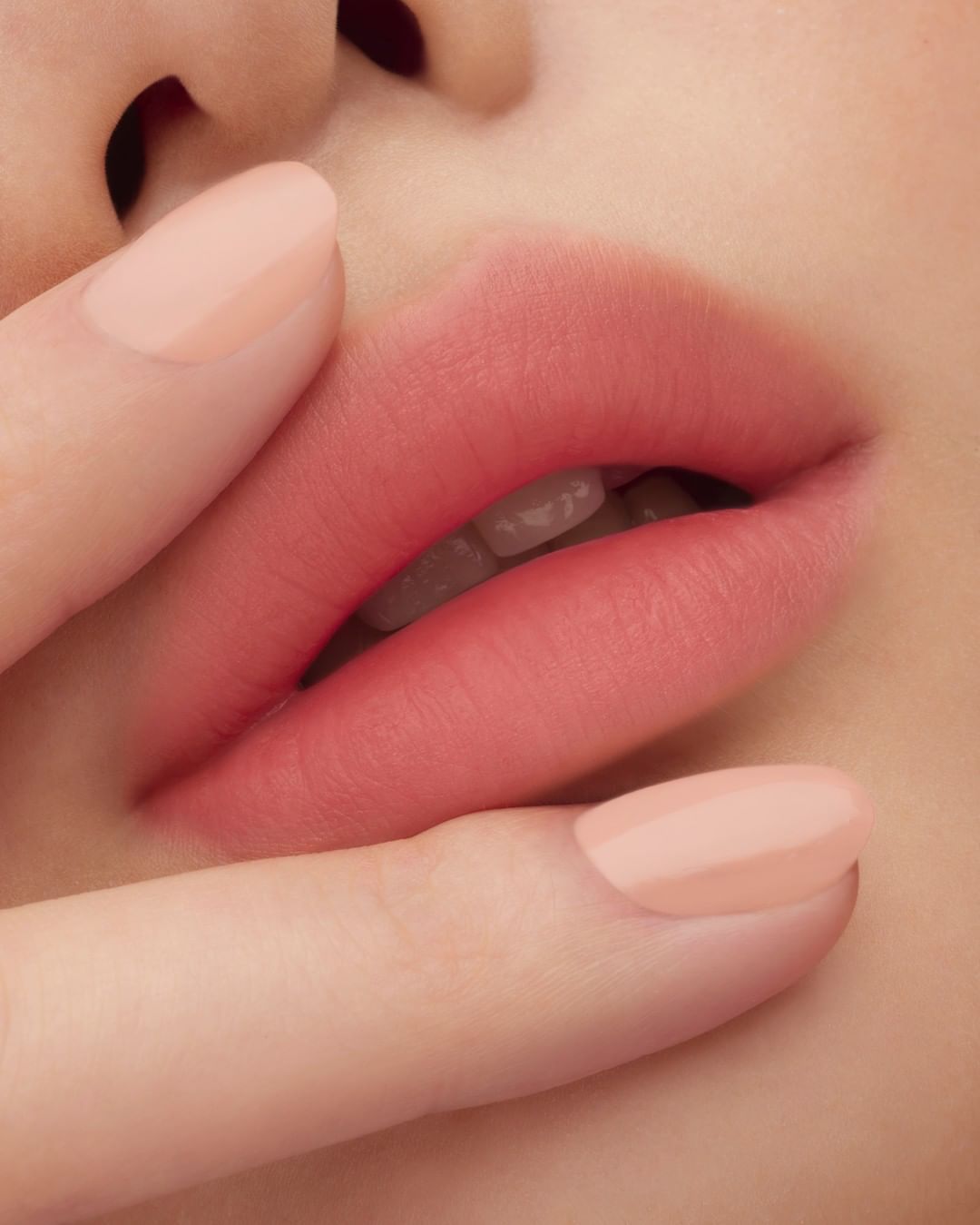 shu uemura - summer calls for delicious gelato-inspired lips 🍧. our artist used rouge unlimited matte BG954 in a very light touch of texture. ⁠
#shuuemura #shuartistry #rougeunlimited