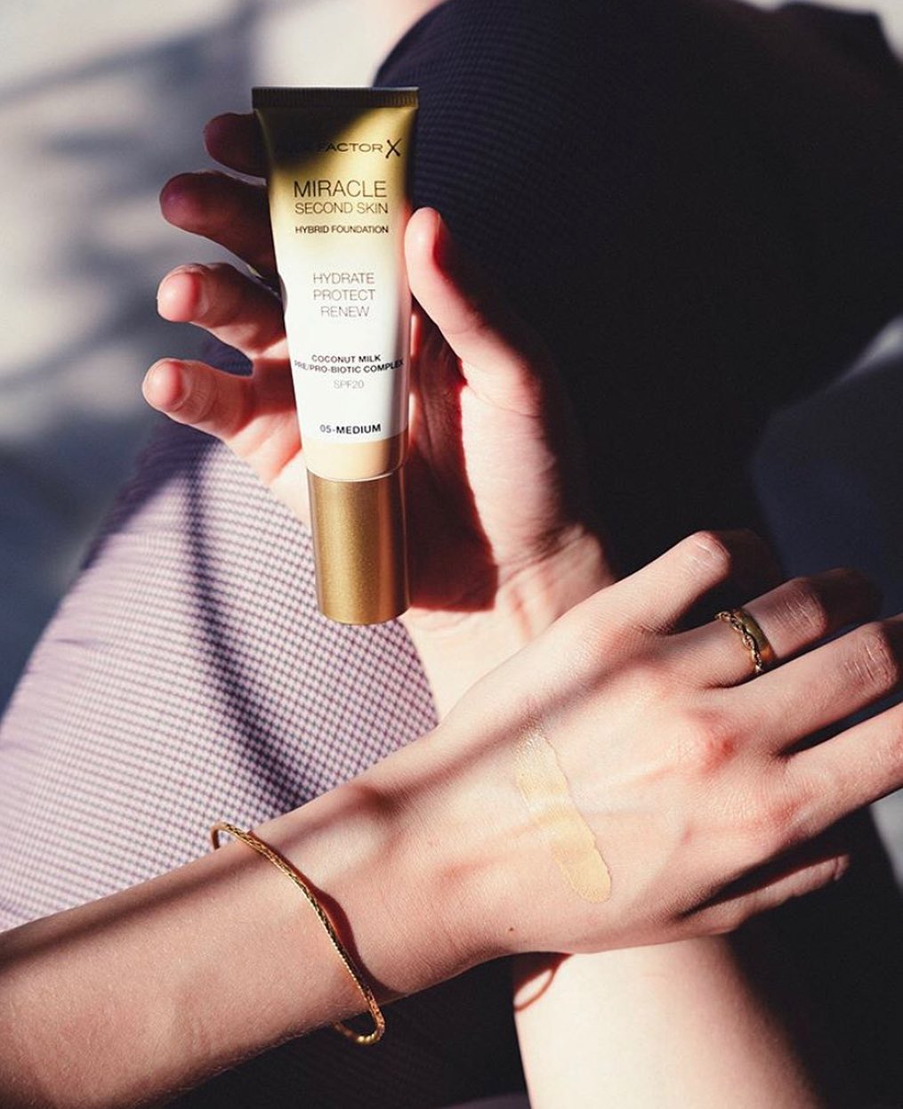 Max Factor - Hydrate.Protect.Renew 🙌 NEW Miracle Second Skin foundation is infused with pre & pro biotics to help restore skin’s natural defences 👊 📸 @dinatokio 
#MiracleSecondSkin#SecondSkin #Foundat...