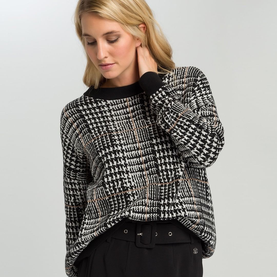 Marc Aurel - Our new sweater with a varying houndstooth pattern stands for the combination of tradition and modern zeitgeist.
.
.
#marcaurelfashion #marcaurel #fashion #houndstooth #knitwear #outfit #...