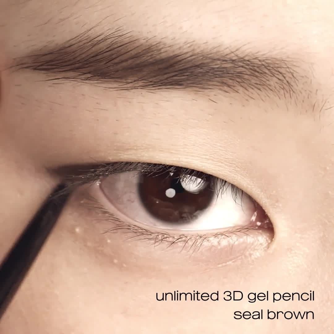 shu uemura - atelier artist yang from japan shares with you how-to tips for single eyelid by using unlimited 3D gel pencil in seal brown:⁠
⁠
step 1) extend the outer corner to elongate eye widely;⁠
⁠...