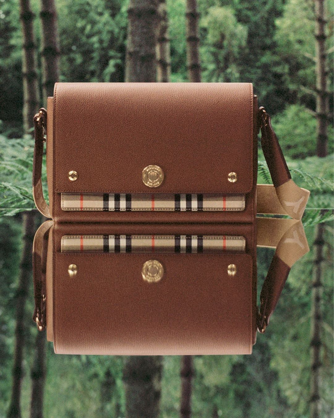 Burberry - New reflections
.
Discover our crossbody bag in grainy leather and Vintage check - complete with logo-engraved hardware and jacquard-woven strap
.
#Burberry