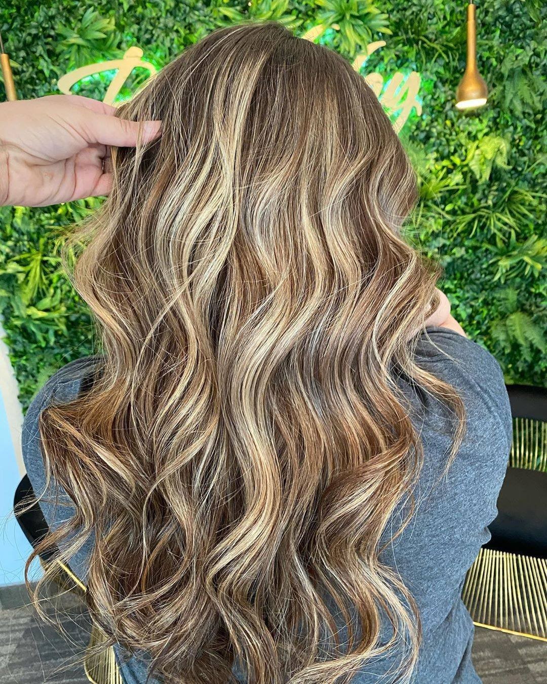 Schwarzkopf Professional - There is nothing like a refreshed balayage! 🖤

*Formula* 👉 @hairbykristinamay�Lift and #balayage with her go-to Lightener ("no matter what" 😍), #BLONDME + 20 Vol. Lowlight +...