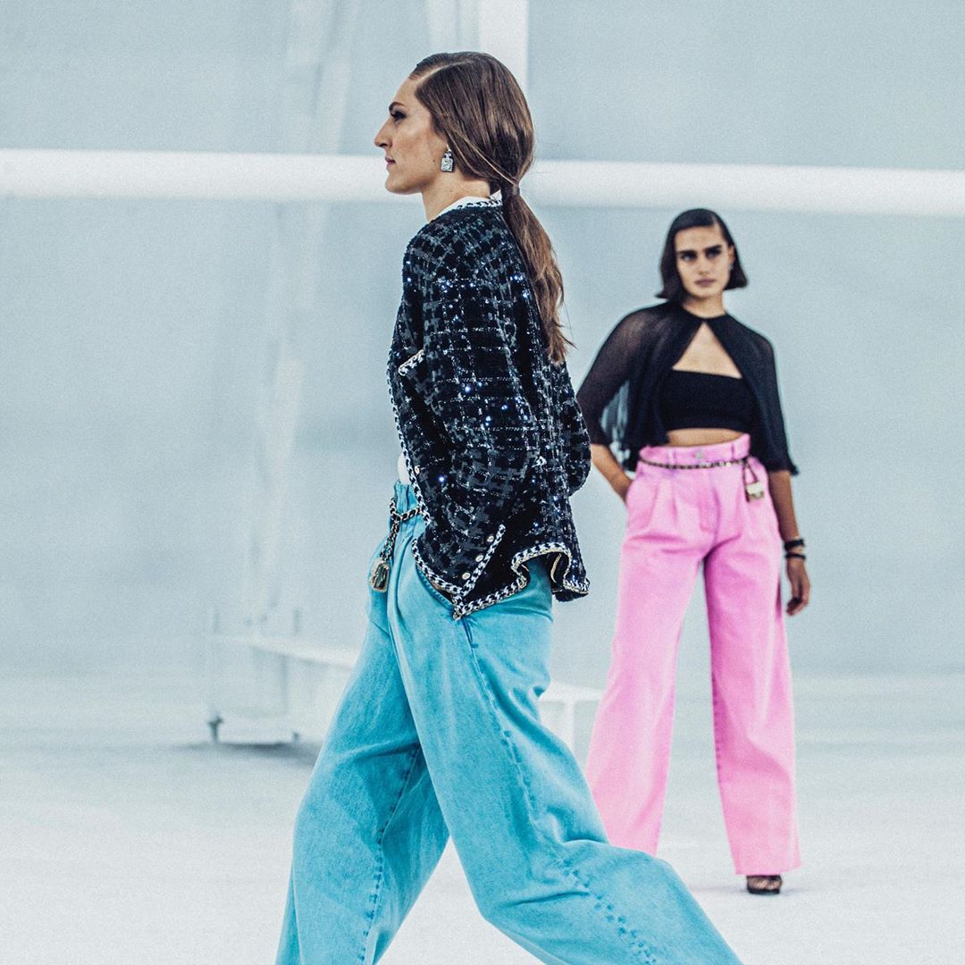 CHANEL - A wave of vivid denims adds a sense of nonchalance — details of the CHANEL Spring-Summer 2021 Ready-to-Wear collection.

#CHANELSpringSummer #CHANEL #PFW @Le19M #Le19M @MaisonDesrues #Desrues...