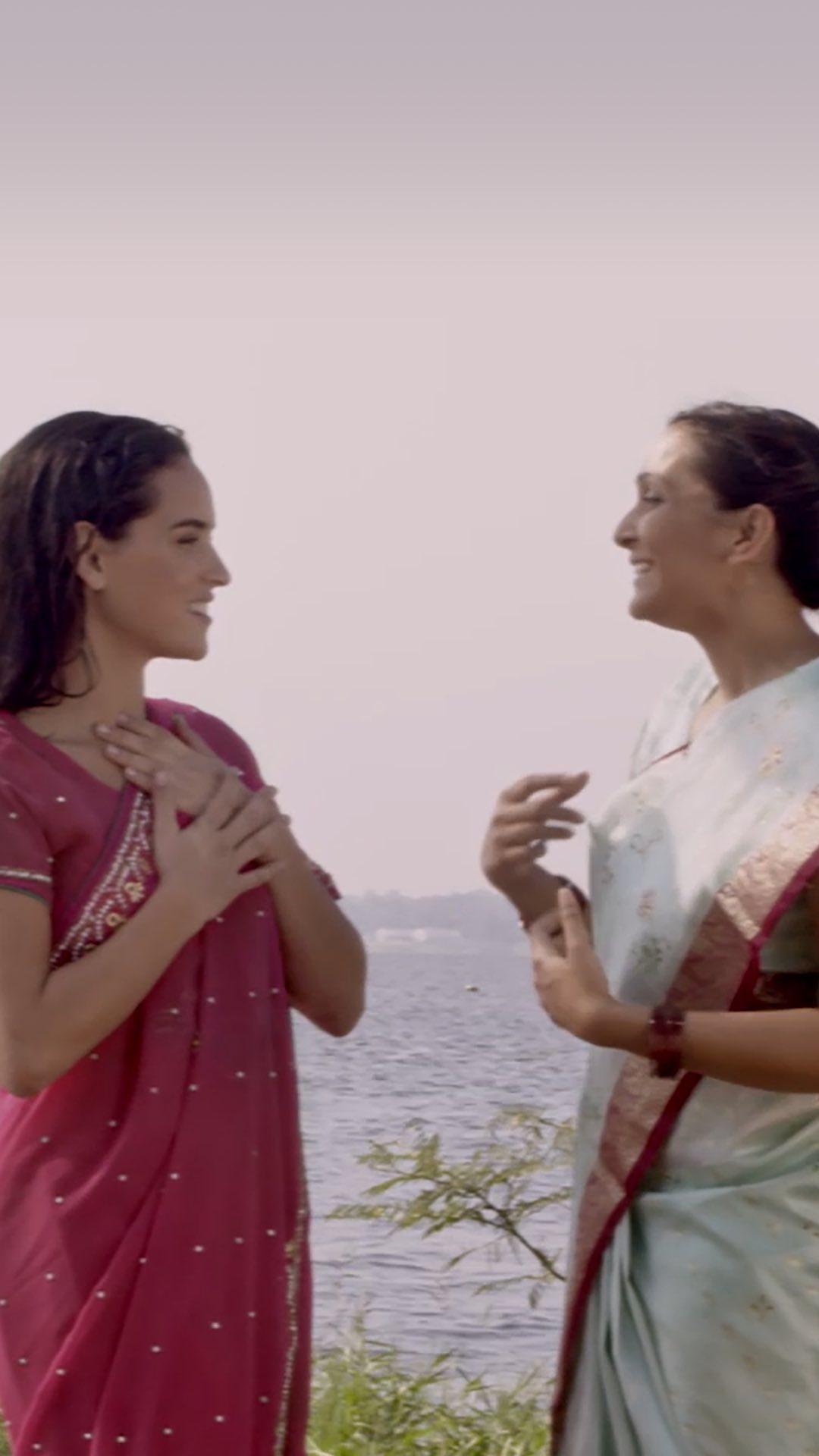 Armani beauty - During their personal and joyful encounter, Kamalika Tejasvi Rao shared the significance of wearing a sari with Adria Arjona. 

Starring: @AdriaArjona and @KamalikaBasak
Credit: @hunte...