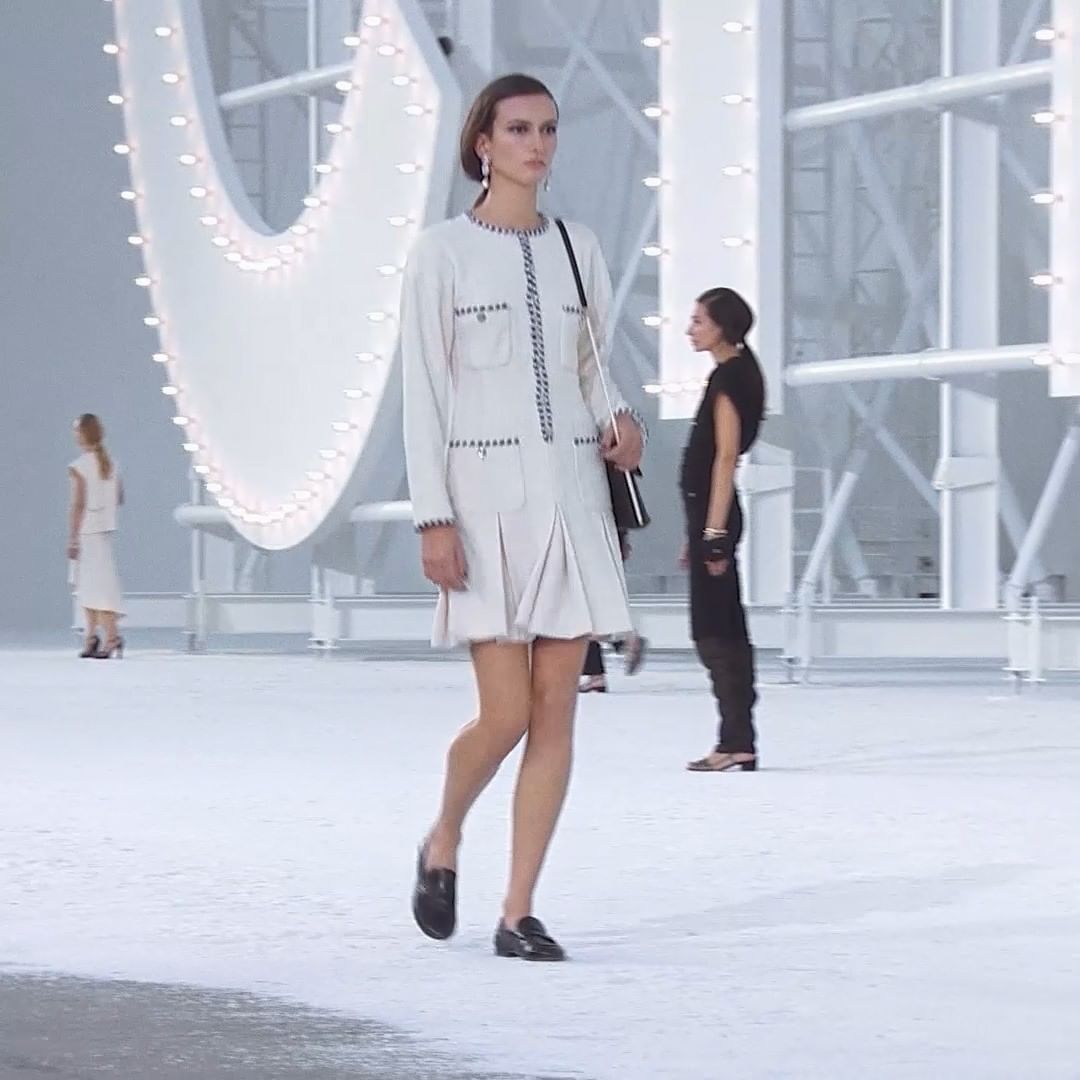 CHANEL - Wide pleats add fluidity — the CHANEL Spring-Summer 2021 Ready-to-Wear collection, imagined by Virginie Viard and captured in motion at the Grand Palais in Paris.

See all the looks on chanel...